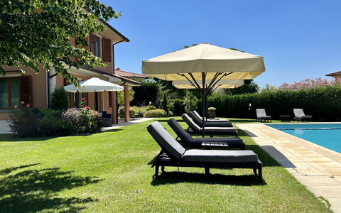 Villino Setteponti: Fabriek, Lucht, Gebouw, Water, Bankstel, Schaduw, Buitenmeubels, Boom, Venster, Ligstoel