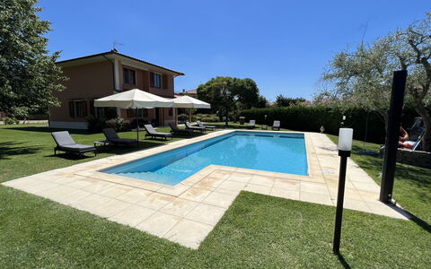 Villino Setteponti: Lucht, Water, Fabriek, Zwembad, Gebouw, Boom, Schaduw, Gras, Woongebied, Rechthoek