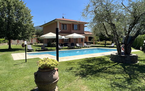 Villino Setteponti: Fabriek, Lucht, Water, Eigendom, Gebouw, Zwembad, Boom, Schaduw, Bloempot, Stoel