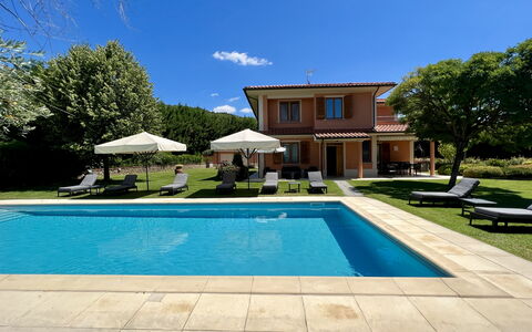 Villino Setteponti: Water, Lucht, Fabriek, Eigendom, Zwembad, Azure, Gebouw, Schaduw, Boom, Architectuur