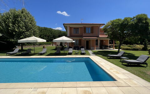 Villino Setteponti: Fabriek, Lucht, Eigendom, Water, Zwembad, Gebouw, Azure, Schaduw, Wolk, Gras