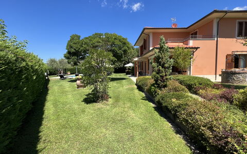Villino Setteponti: Fabriek, Lucht, Eigendom, Gebouw, Venster, Land Lot, Boom, Vegetation, Huis, Wolk