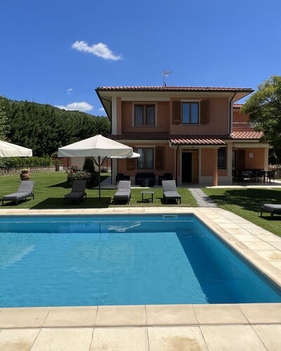 Villino Setteponti: Fabriek, Lucht, Eigendom, Water, Zwembad, Gebouw, Azure, Schaduw, Wolk, Gras