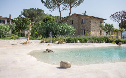 Villa Tavernacce: Water, Lucht, Fabriek, Gebouw, Watervoorraden, Venster, Boom, Azure, Huis, Arecales