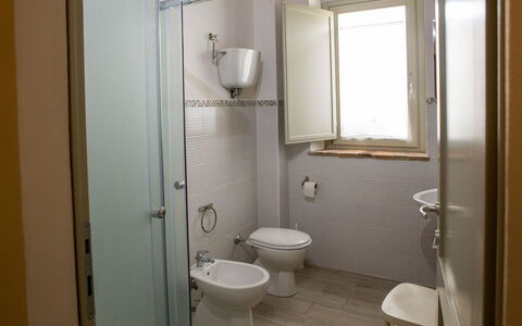 Villa Tavernacce: Eigendom, Loodgieterswerkinrichting, Venster, Gebouw, Badkamer, Purper, Wc Bril, Interieur Ontwerp, Toilet