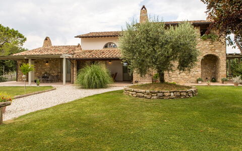 Villa Tavernacce: Fabriek, Lucht, Eigendom, Wolk, Boom, Gebouw, Land Lot, Huis, Gras, Landschap