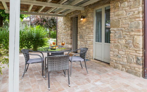 Villa Tavernacce: Meubilair, Tafel, Fabriek, Gebouw, Stoel, Bloempot, Venster, Hout, Buitentafel, Interieur Ontwerp