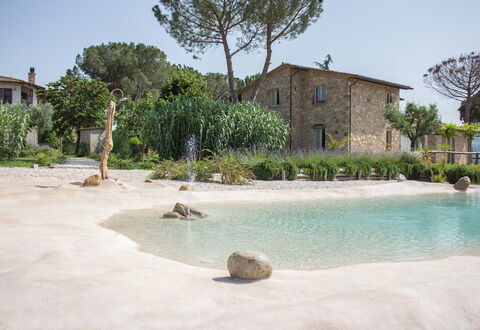 Villa Tavernacce: Water, Lucht, Fabriek, Gebouw, Watervoorraden, Venster, Boom, Azure, Huis, Arecales