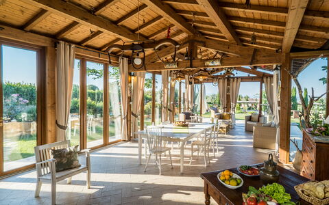 Villa i Colli: Meubilair, Tafel, Fabriek, Hout, Interieur Ontwerp, Schaduw, Vrije Tijd, Onroerend Goed, Boom, Zwembad