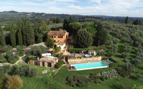 Villa Tresanti: Fabriek, Lucht, Wolk, Gebouw, Boom, Venster, Land Lot, Natuurlijk Landschap, Gras, Landschap