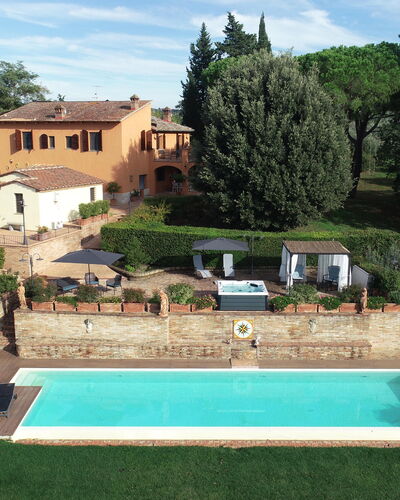 Villa Tresanti: Wolk, Fabriek, Lucht, Eigendom, Gebouw, Groen, Boom, Water, Zwembad, Venster