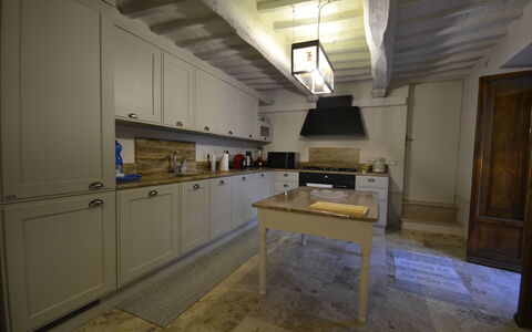 Villa Torreone: Cabinetry, Hout, Keuken, Flooring, Verdieping, Huis, Countertop, Gebouw, Hardwood, Deur