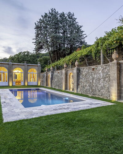 Villa Torreone: Lucht, Fabriek, Water, Wolk, Boom, Zwembad, Gras, Gebouw, Vrije Tijd, Landschap