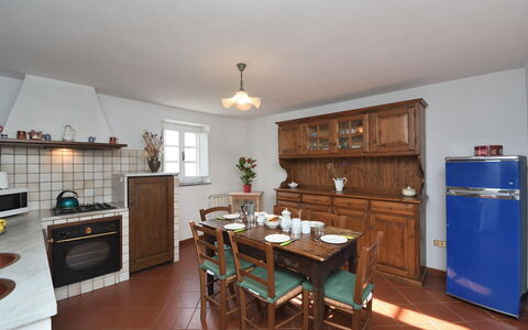 Villa Antelminelli: Eigendom, Meubilair, Cabinetry, Tafel, Hout, Stoel, Interieur Ontwerp, Keuken, Gebouw, Flooring