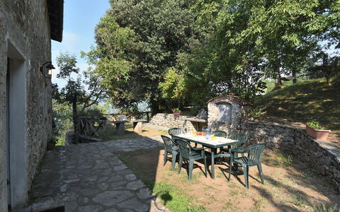 Villa Antelminelli: Fabriek, Meubilair, Tafel, Lucht, Boom, Stoel, Buitenmeubels, Schaduw, Bloempot, Gebouw