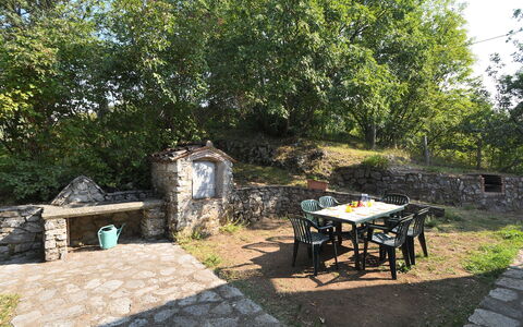 Villa Antelminelli: Fabriek, Plantengemeenschap, Meubilair, Tafel, Boom, Schaduw, Buitenmeubels, Buitentafel, Stoel, Keuken En Eettafel