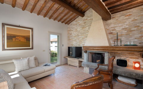 Villa Noemi: Meubilair, Eigendom, Bankstel, Hout, Interieur Ontwerp, Woonkamer, Verdieping, Flooring, Muur, Hardwood