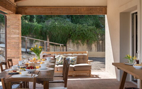 Villa Noemi: Tafel, Meubilair, Fabriek, Stoel, Gebouw, Schaduw, Hout, Verlichting, Interieur Ontwerp, Architectuur