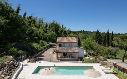 Villa Noemi: Fabriek, Lucht, Boom, Gebouw, Landschap, Zwembad, Vrije Tijd, Dak, Stedelijk Ontwerp, Huis