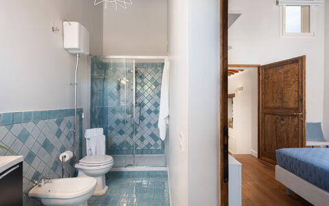 Villa Noemi: Wastafel, Loodgieterswerkinrichting, Azure, Spiegel, Badkamer, Gebouw, Architectuur, Comfort, Interieur Ontwerp, Verdieping