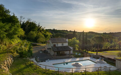 Villa Noemi: Lucht, Wolk, Eigendom, Fabriek, Boom, Gebouw, Landschap, Stedelijk Ontwerp, Onroerend Goed, Gras