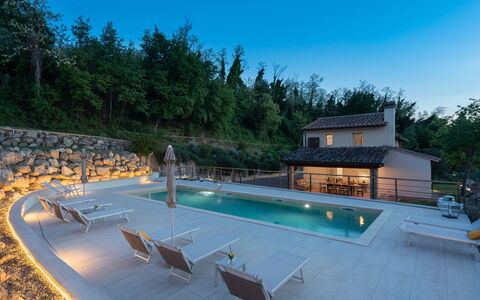 Villa Noemi: Water, Lucht, Eigendom, Zwembad, Azure, Buitenmeubels, Zwemwater, Stoel, Boom, Ligstoel