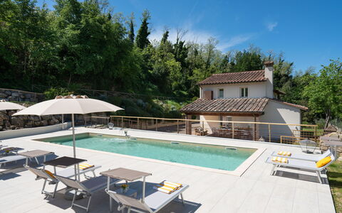 Villa Noemi: Lucht, Eigendom, Meubilair, Fabriek, Zwembad, Tafel, Schaduw, Boom, Paraplu, Stoel