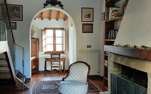 Casa Mulinello: Eigendom, Meubilair, Gebouw, Hout, Venster, Interieur Ontwerp, Verdieping, Flooring, Huis, Steen