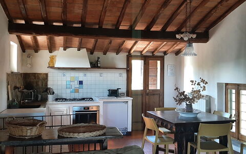 Casa Mulinello: Eigendom, Meubilair, Bankstel, Tafel, Hout, Interieur Ontwerp, Venster, Woonkamer, Toestel Van De Keuken, Verdieping