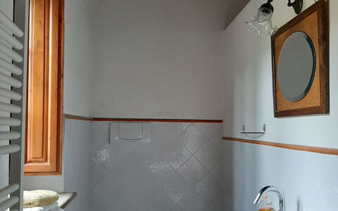 Casa Banditello: Spiegel, Bruin, Loodgieterswerkinrichting, Gebouw, Eigendom, Kraan, Wastafel, Badkamer, Purper