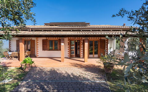 Residenza la Casuccia: Fabriek, Lucht, Gebouw, Eigendom, Venster, Deur, Huis, Boom, Schaduw, Verblijf