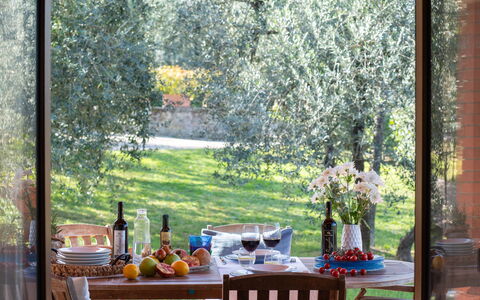 Residenza la Casuccia: Fabriek, Venster, Tafel, Interieur Ontwerp, Schaduw, Hout, Tableware, Boom, Vrije Tijd, Zomer