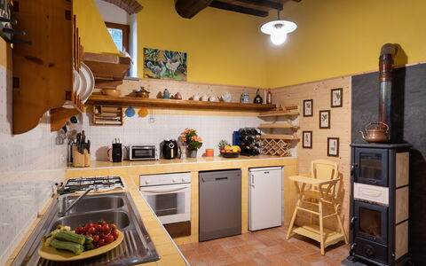 Villa La Vigna: Eigendom, Cabinetry, Countertop, Gebouw, Fotolijst, Toestel Van De Keuken, Hout, Keuken, Huishoudapparatuur, Interieur Ontwerp