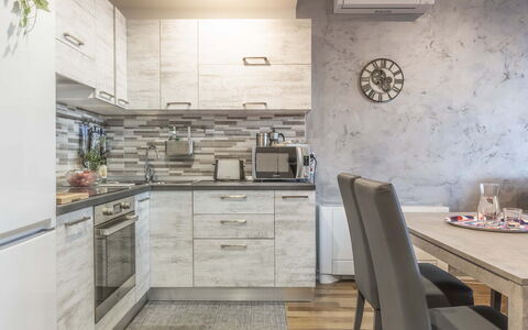 Florence Suite Apartment: Cabinetry, Meubilair, Tafel, Countertop, Gebouw, Hout, Keuken, Fornuis, Interieur Ontwerp, Gootsteen