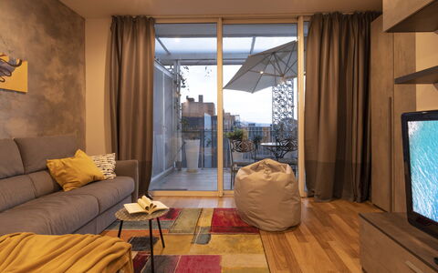 Florence Suite Apartment: Bankstel, Tafel, Meubilair, Eigendom, Comfort, Gebouw, Hout, Interieur Ontwerp, Schaduw, Gordijn