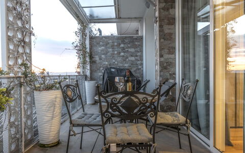 Florence Suite Apartment: Eigendom, Meubilair, Stoel, Interieur Ontwerp, Hout, Gebouw, Fabriek, Huis, Lucht, Tafel