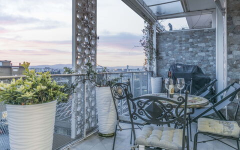 Florence Suite Apartment: Fabriek, Lucht, Wolk, Gebouw, Interieur Ontwerp, Architectuur, Bloempot, Stoel, Venster, Onroerend Goed