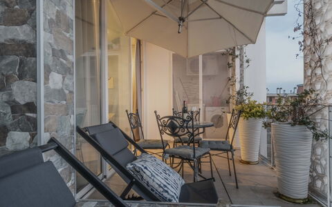 Florence Suite Apartment: Tafel, Meubilair, Eigendom, Gebouw, Stoel, Bloempot, Fabriek, Schaduw, Huis, Hout