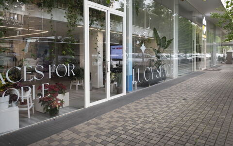 Florence Suite Apartment: Fabriek, Bloempot, Stedelijk Ontwerp, Gebouw, Stoep, Weg Oppervlak, Stad, Schaduw, Facade, Commercieel Gebouw