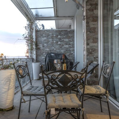 Florence Suite Apartment: Eigendom, Meubilair, Stoel, Interieur Ontwerp, Hout, Gebouw, Fabriek, Huis, Lucht, Tafel