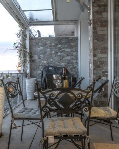 Florence Suite Apartment: Eigendom, Meubilair, Stoel, Interieur Ontwerp, Hout, Gebouw, Fabriek, Huis, Lucht, Tafel