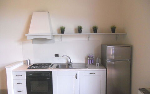 Orangerie Degli Ulivi: Cabinetry, Gootsteen, Toestel Van De Keuken, Countertop, Wastafel, Fornuis, Gebouw, Keuken, Huishoudapparatuur, Verlichting