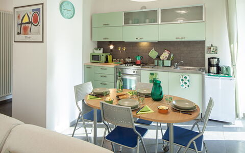 Apartment Serena - Levanto: Eigendom, Meubilair, Tafel, Stoel, Cabinetry, Verlichting, Interieur Ontwerp, Plank, Kamerplant, Onroerend Goed