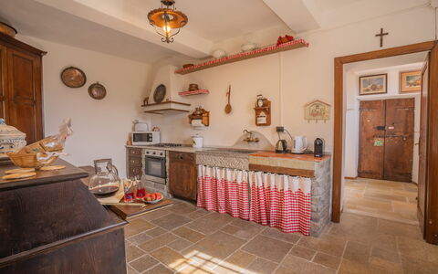 Villa In Garfagnana: Fotolijst, Gebouw, Cabinetry, Hout, Oranje, Interieur Ontwerp, Flooring, Verdieping, Woonkamer, Beits