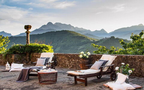 Villa In Garfagnana: Lucht, Wolk, Fabriek, Eigendom, Meubilair, Bloem, Tafel, Berg, Natuur, Buitenmeubels
