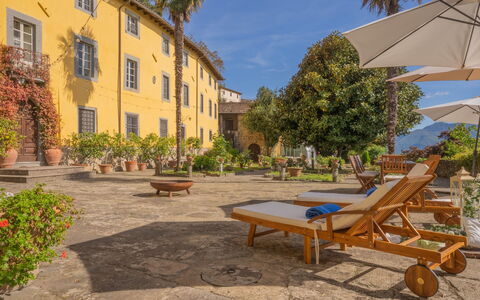 Villa In Garfagnana: Fabriek, Meubilair, Gebouw, Lucht, Venster, Azure, Openluchtbank, Buitenmeubels, Schaduw, Boom