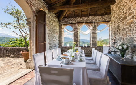Villa In Garfagnana: Fabriek, Tafel, Eigendom, Meubilair, Tableware, Stoel, Kamerplant, Gebouw, Interieur Ontwerp, Lucht