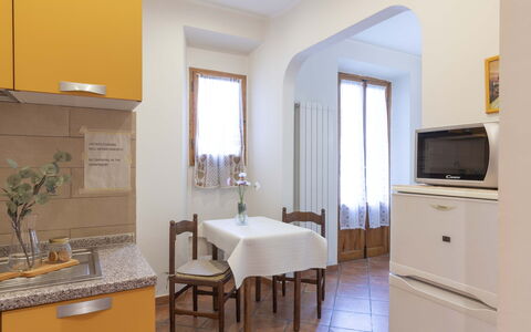 Vintage Apartment in Florence: Meubilair, Eigendom, Cabinetry, Tafel, Interieur Ontwerp, Hout, Verdieping, Gebouw, Huishoudapparatuur, Flooring