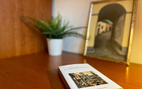 Vintage Apartment in Florence: Fabriek, Eigendom, Tafel, Kamerplant, Hout, Bloempot, Boek, Publicatie, Flooring, Verdieping