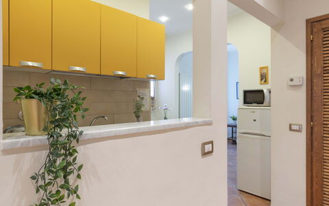 Vintage Apartment in Florence: Cabinetry, Eigendom, Fabriek, Interieur Ontwerp, Gebouw, Verdieping, Flooring, Hout, Lade
